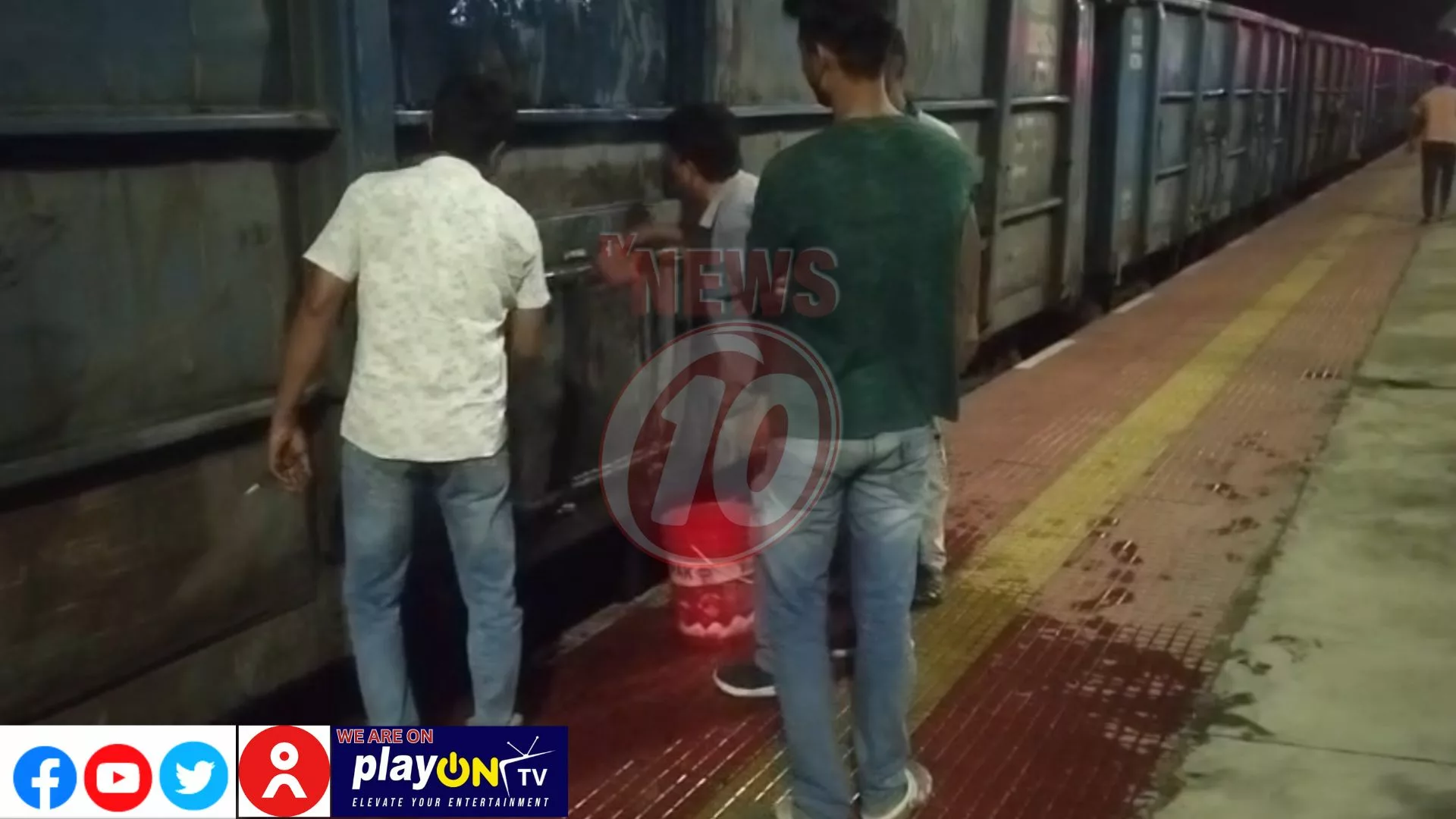 তারাপীঠে কয়লাবোঝাই মালগাড়িতে ধোঁয়া !