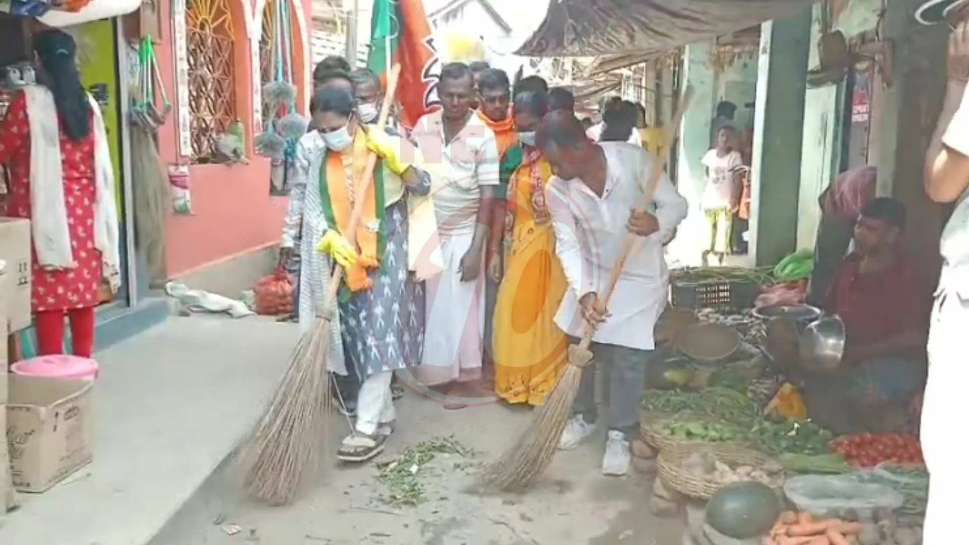 প্রচারের মাঝেই ঝাড়ু হাতে রাস্তা সাফাই বিজেপি প্রার্থী সুমনার