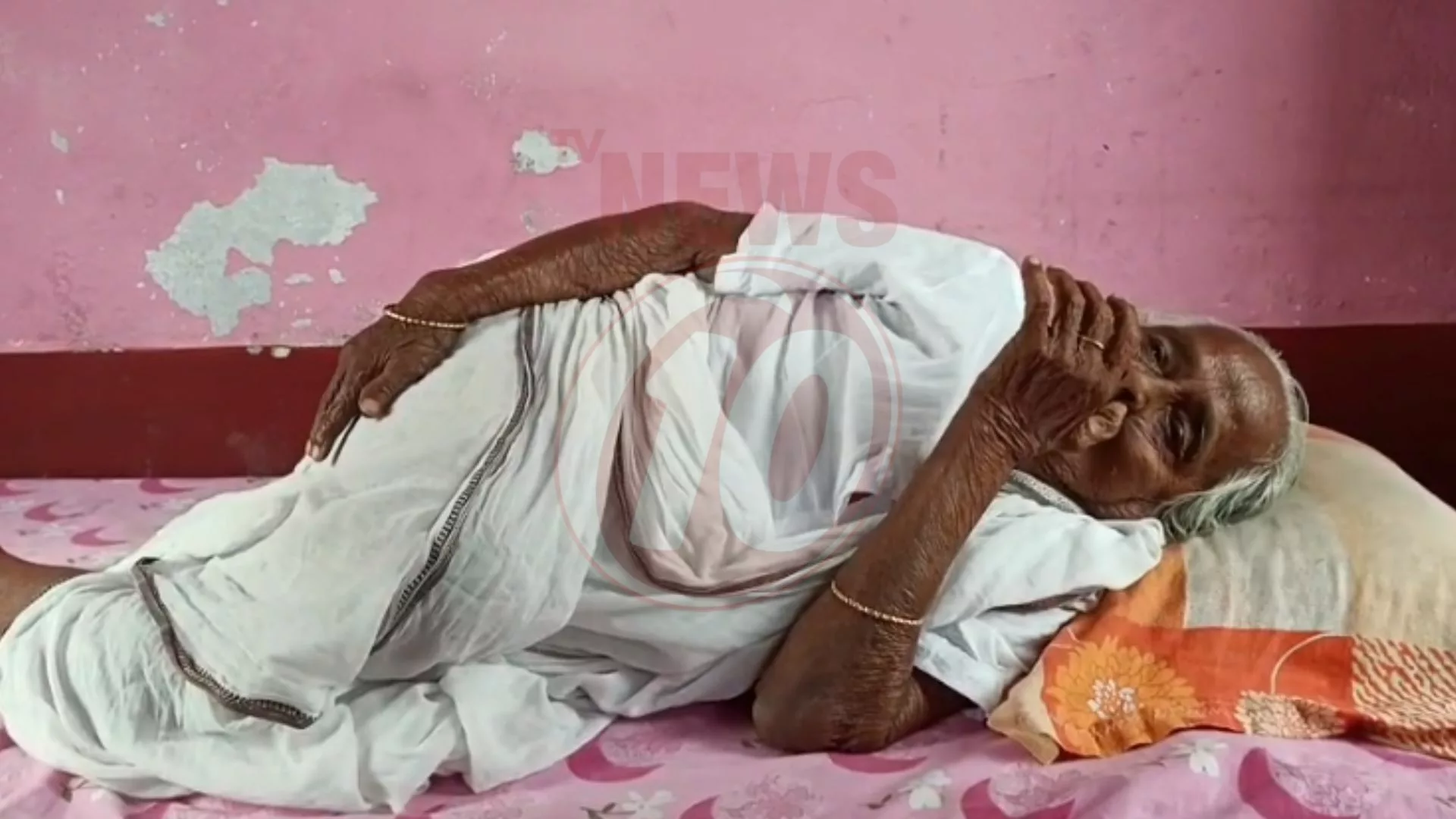 শুরু হল বয়স্কদের জন্য বাড়ি বাড়ি ভোট গ্রহণের কাজ ! খুশি অশীতিপর ভোটাররা !