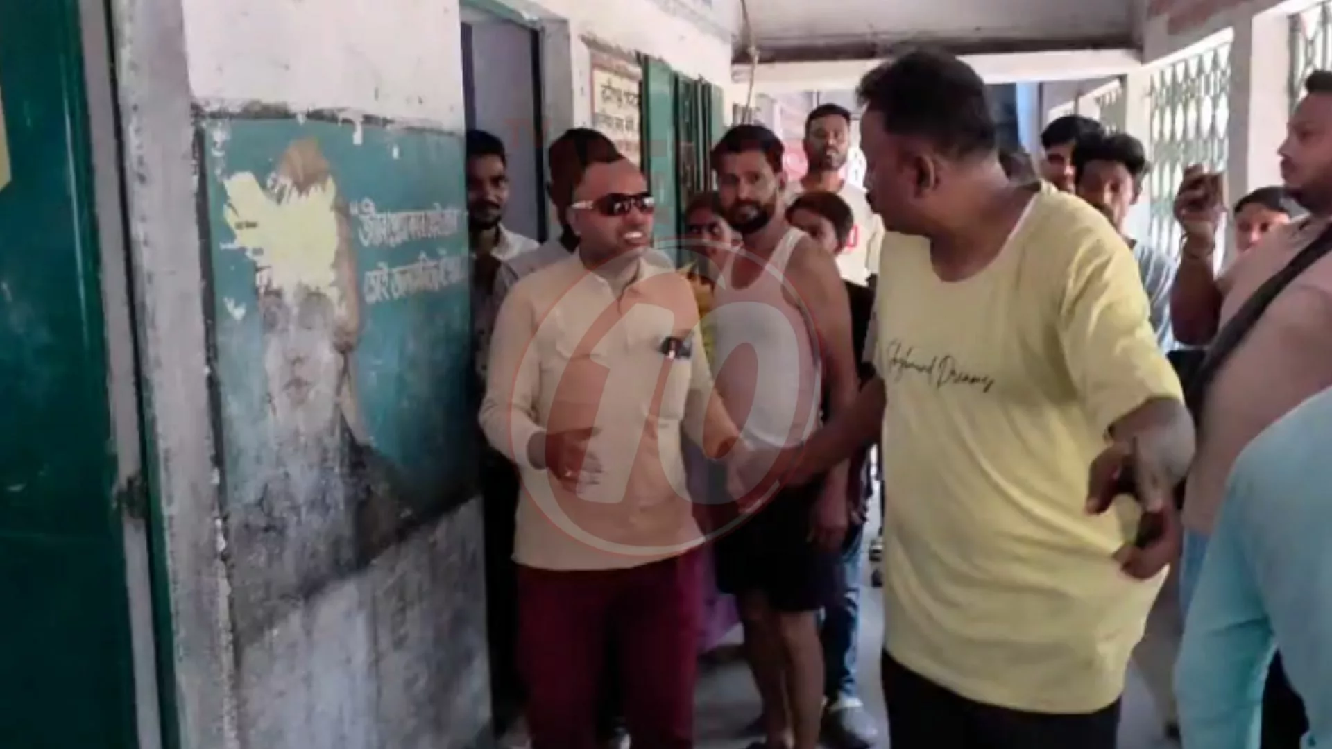 স্কুলশিক্ষকের বিরুদ্ধে ছাত্রী হেনস্তার অভিযোগে তীব্র উত্তেজনা