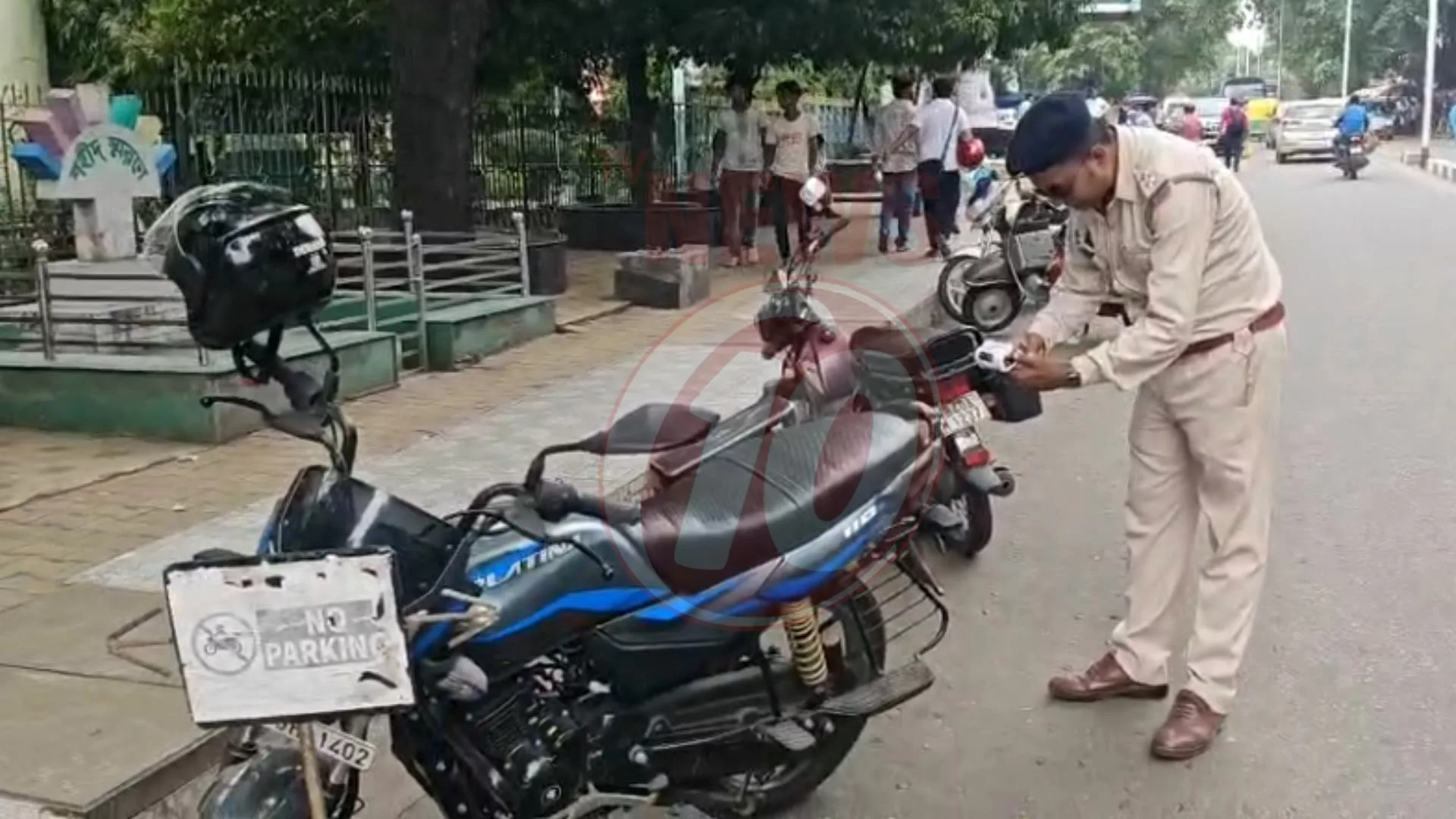 অবৈধ পার্কিংয়ের বিরুদ্ধে ধারাবাহিক অভিযান ! পুলিশ পাশে পেল সাধারণ মানুষকেও !!