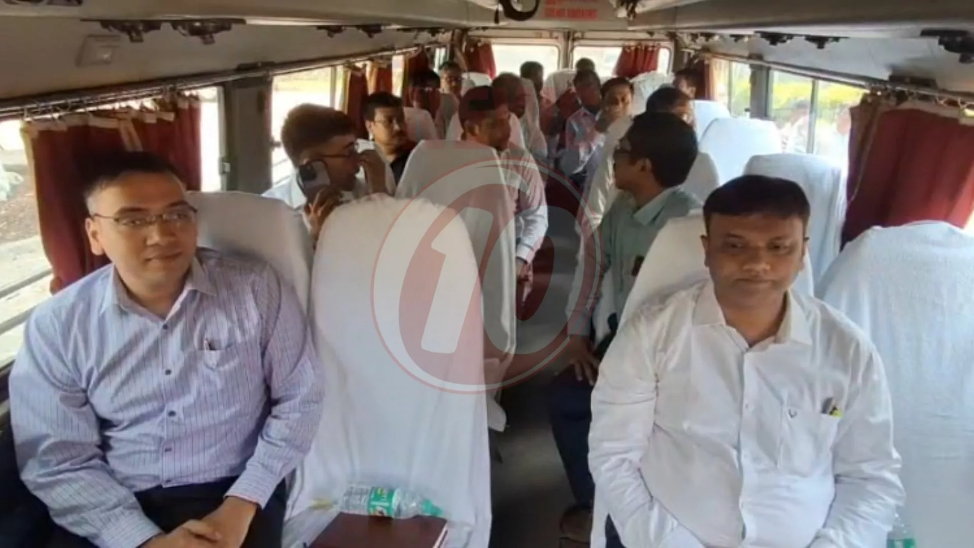 জ্বালানি সাশ্রয়ের বার্তা, বাসে চেপে প্রশাসনিক বৈঠকে রওনা আধিকারিকদের