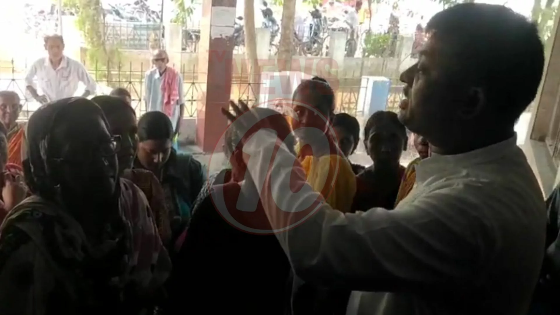 অন্নপূর্ণা যোজনার ফর্ম না পেয়ে ক্ষোভ, দীর্ঘ লাইনে ভোগান্তি !