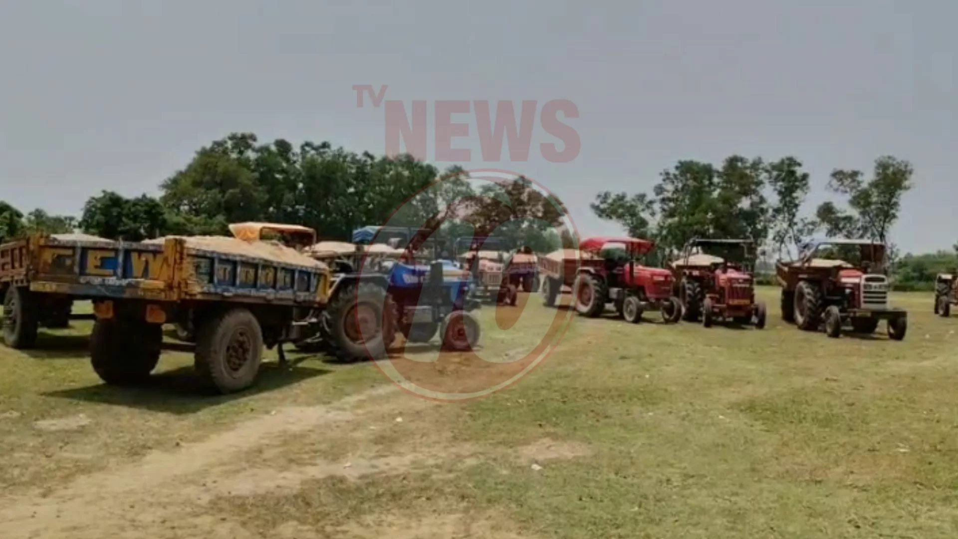 অবৈধ বালি পাচারের অভিযোগে, আটক ৩০ ট্রাক্টর !