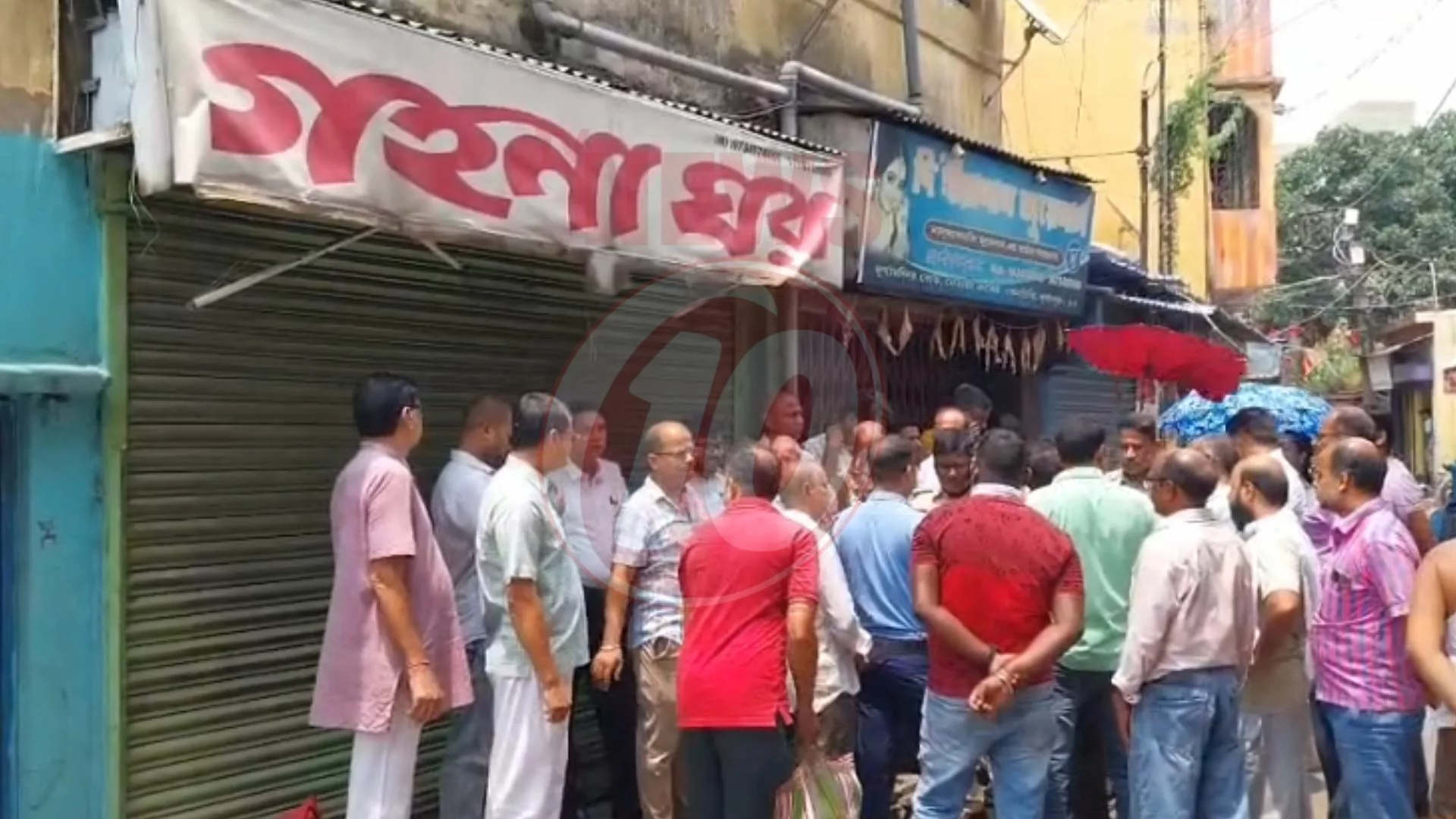 আদালতের নির্দেশে ফিরে পেলেন দোকানের দখল !