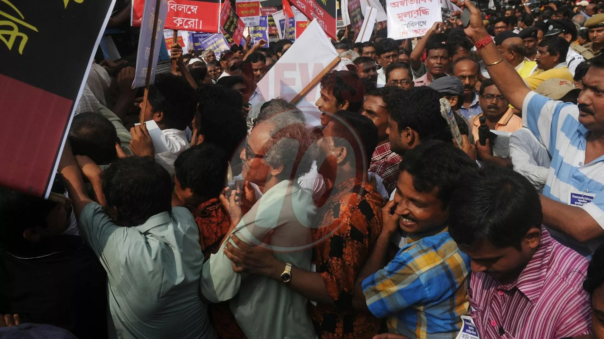উচ্ছেদের দাবিকে ঘিরে মামড়া বাজারে ব্যবসায়ীদের বিক্ষোভ !