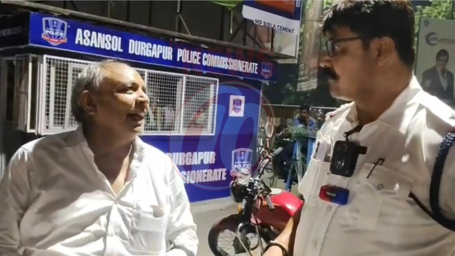 ট্রাফিক আধিকারিকের তৎপরতায় হারানো মানিব্যাগ ফিরে পেলেন প্রৌঢ় !
