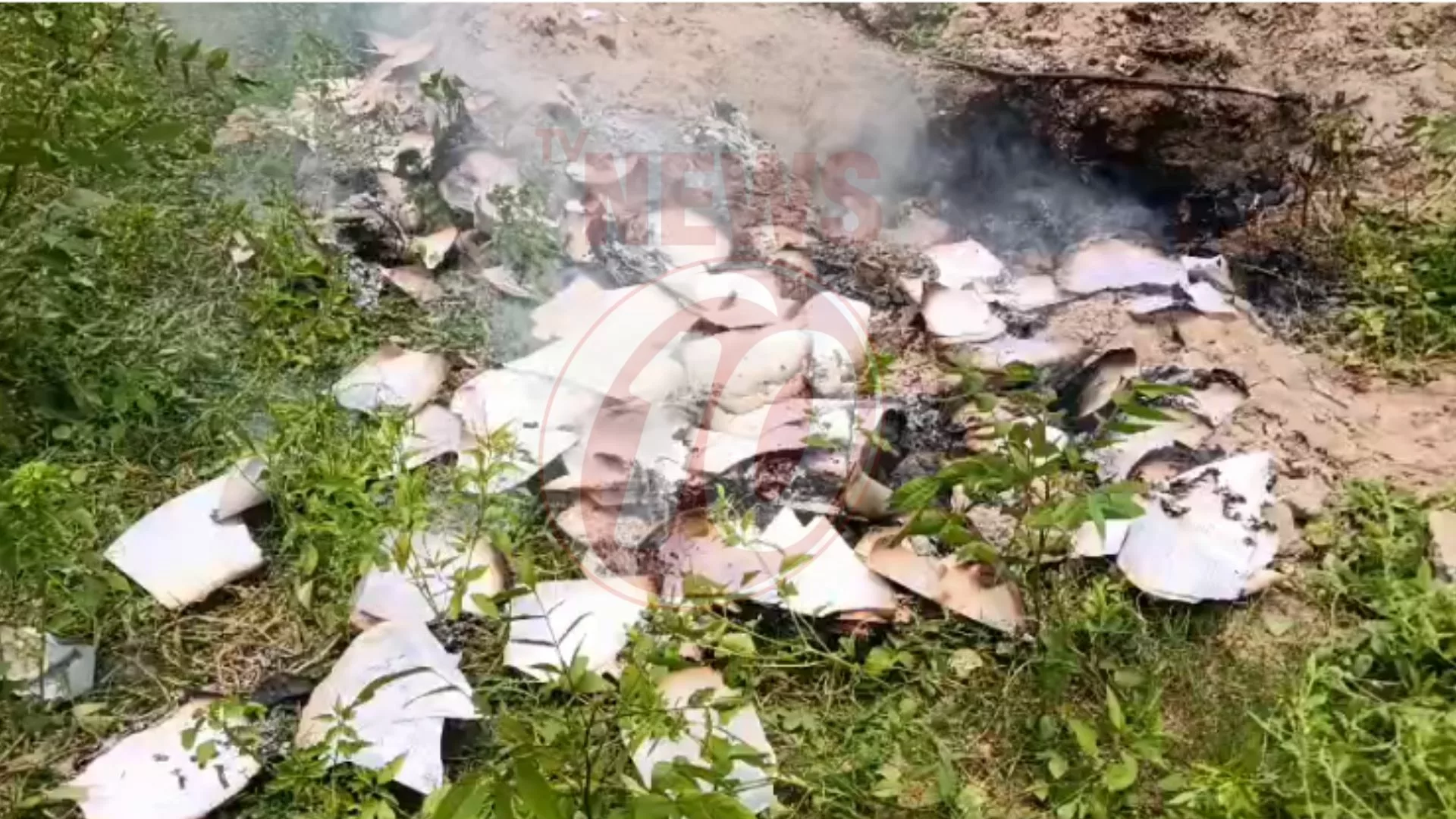 তৃণমূল নেতার বাড়ির পেছনে জ্বলছিল ভোটার কার্ড-আধার জেরক্স ! চাঞ্চল্য, উঠছে একাধিক প্রশ্ন