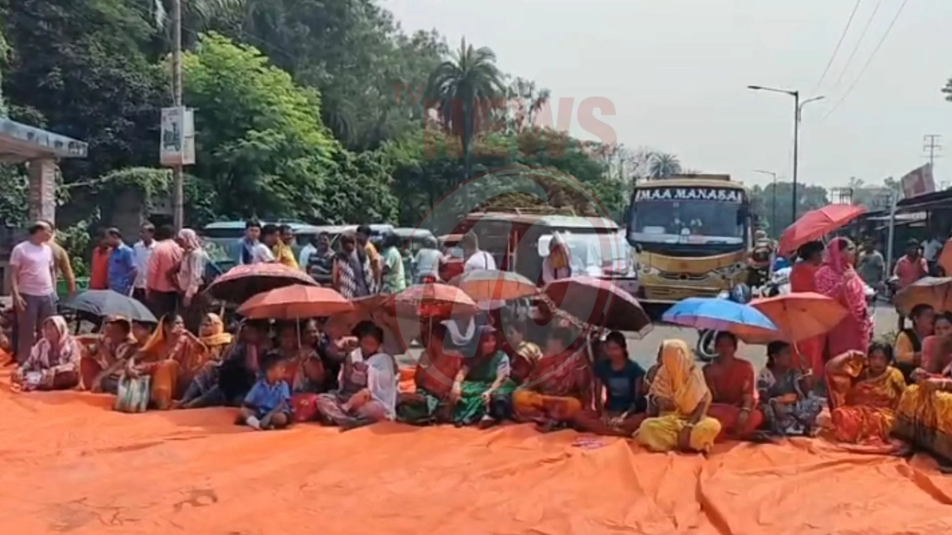 দুর্গাপুর কেমিক্যাল কলোনিতে জল-বিদ্যুৎ সংকট, রাস্তা অবরোধ !