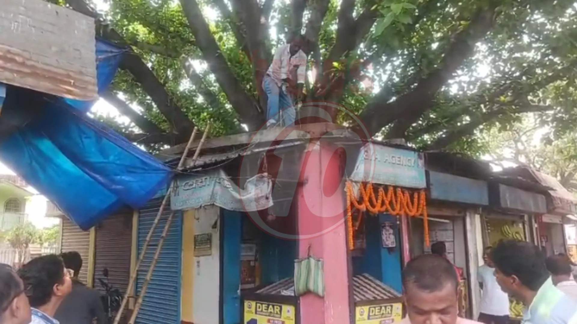দুর্গাপুরে অস্থায়ী দোকানের 'হুকিং' লাইন কাটল DSP !