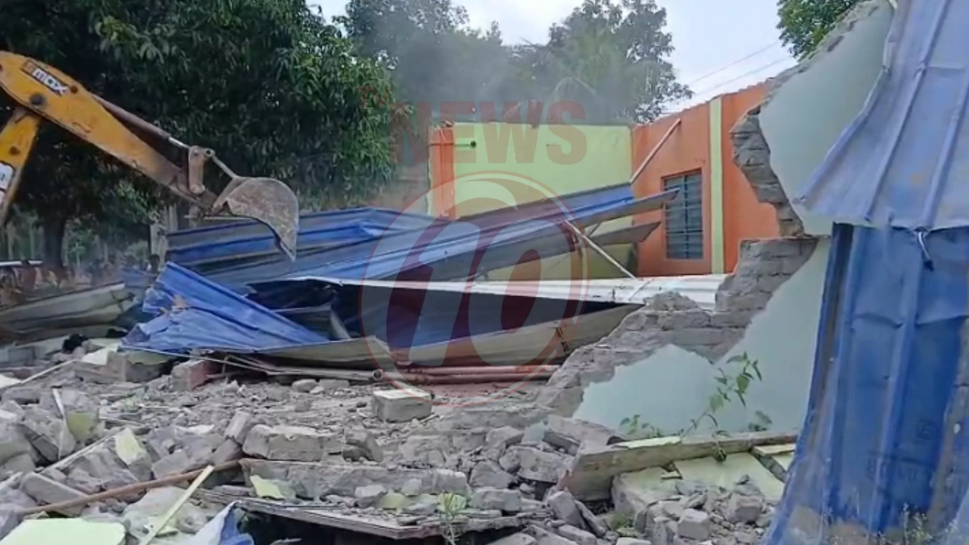 দুর্গাপুরে তৃণমূলের পার্টি অফিসে চলল বুলডোজার !