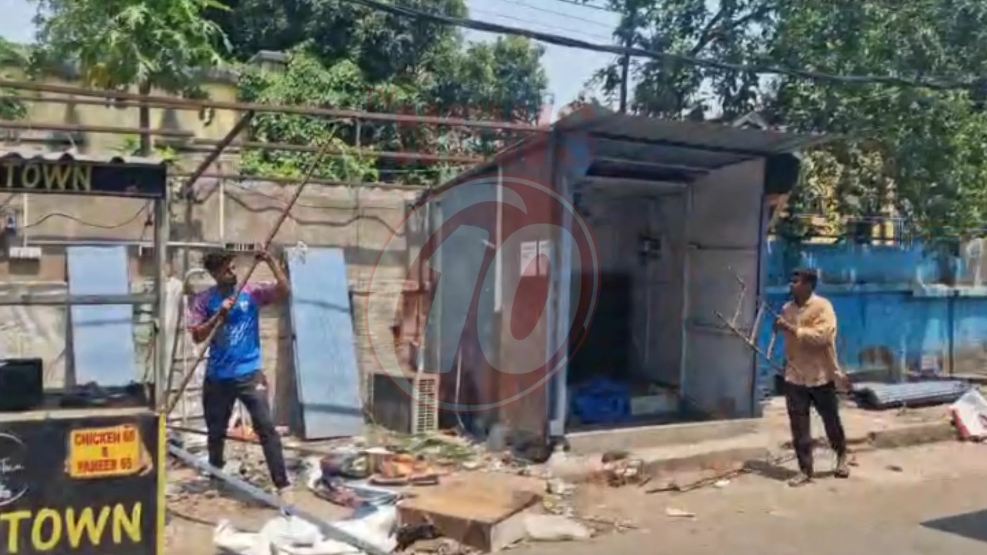 নোটিশের পরও সরেনি দোকান, বুলডোজার চালিয়ে উচ্ছেদ পুরসভার