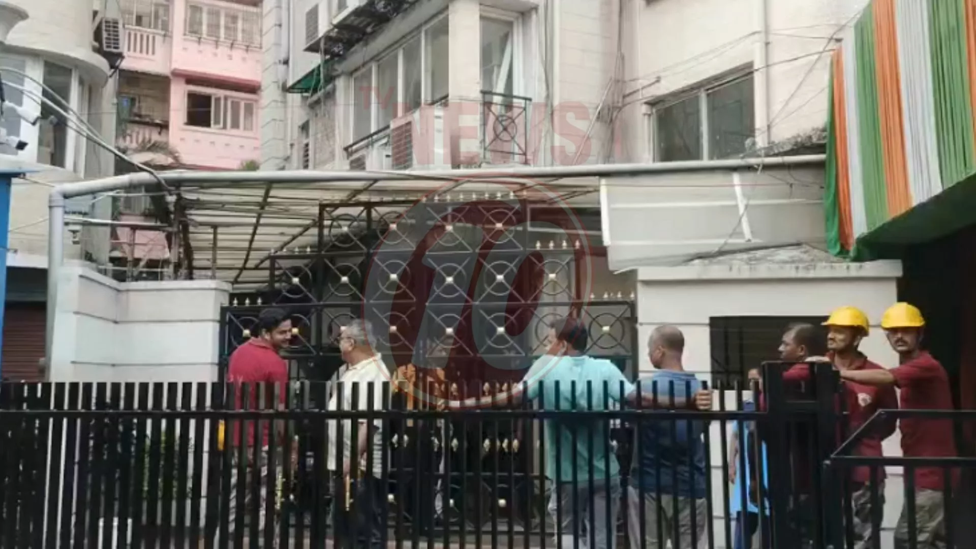 ভোররাতে অভিষেকের কালীঘাটের বাড়িতে পুলিশ !