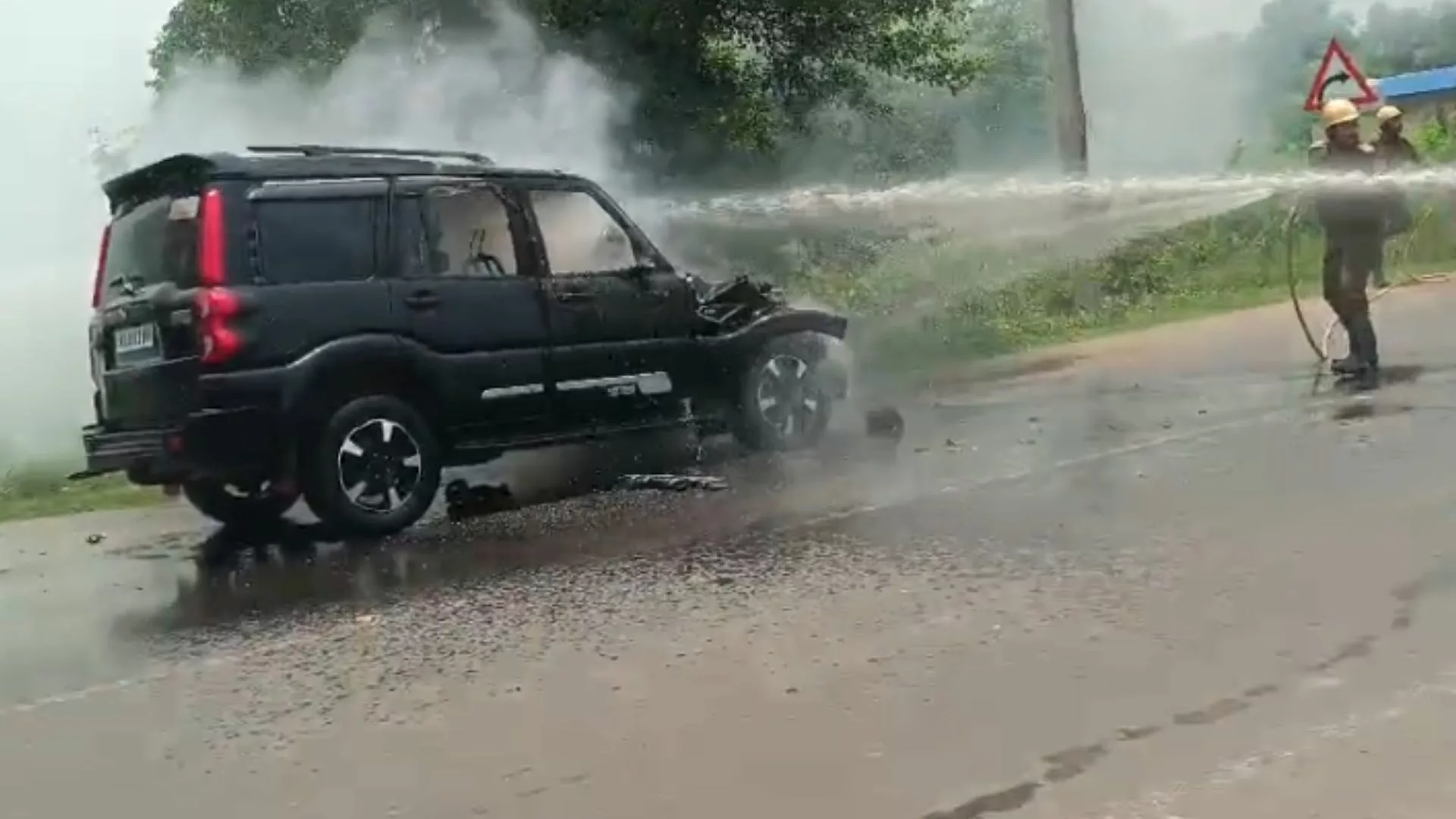 লরিতে ধাক্কার পর স্করপিওতে আগুন !