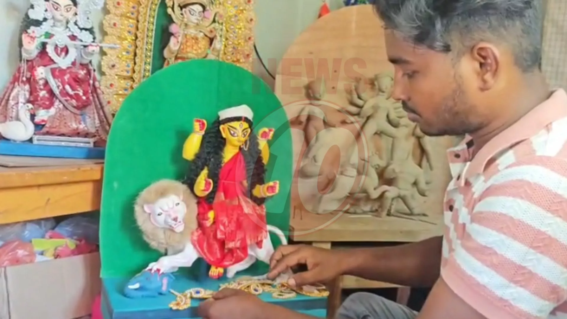 শান্তিপুরের যুবকের হাতে বিশ্বজয় মিনিয়েচার প্রতিমার