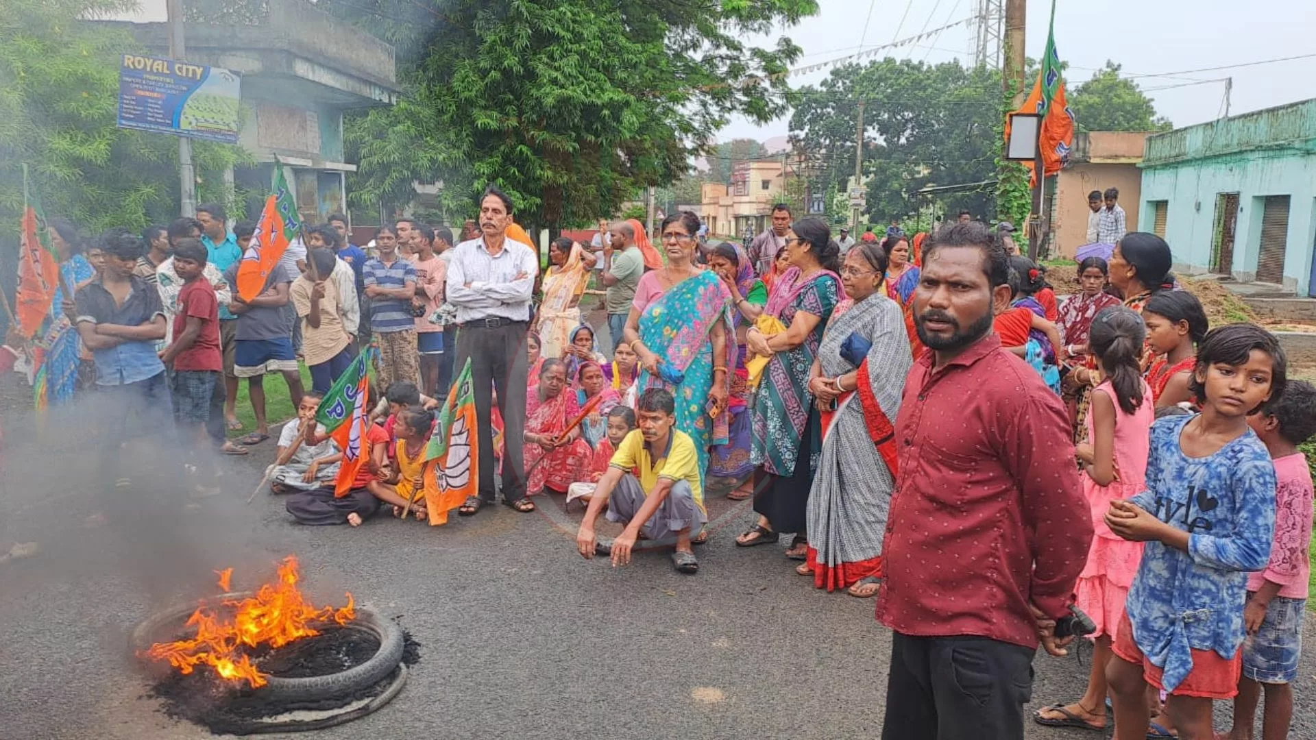 আছড়ায় টায়ার জ্বালিয়ে পথ অবরোধ !