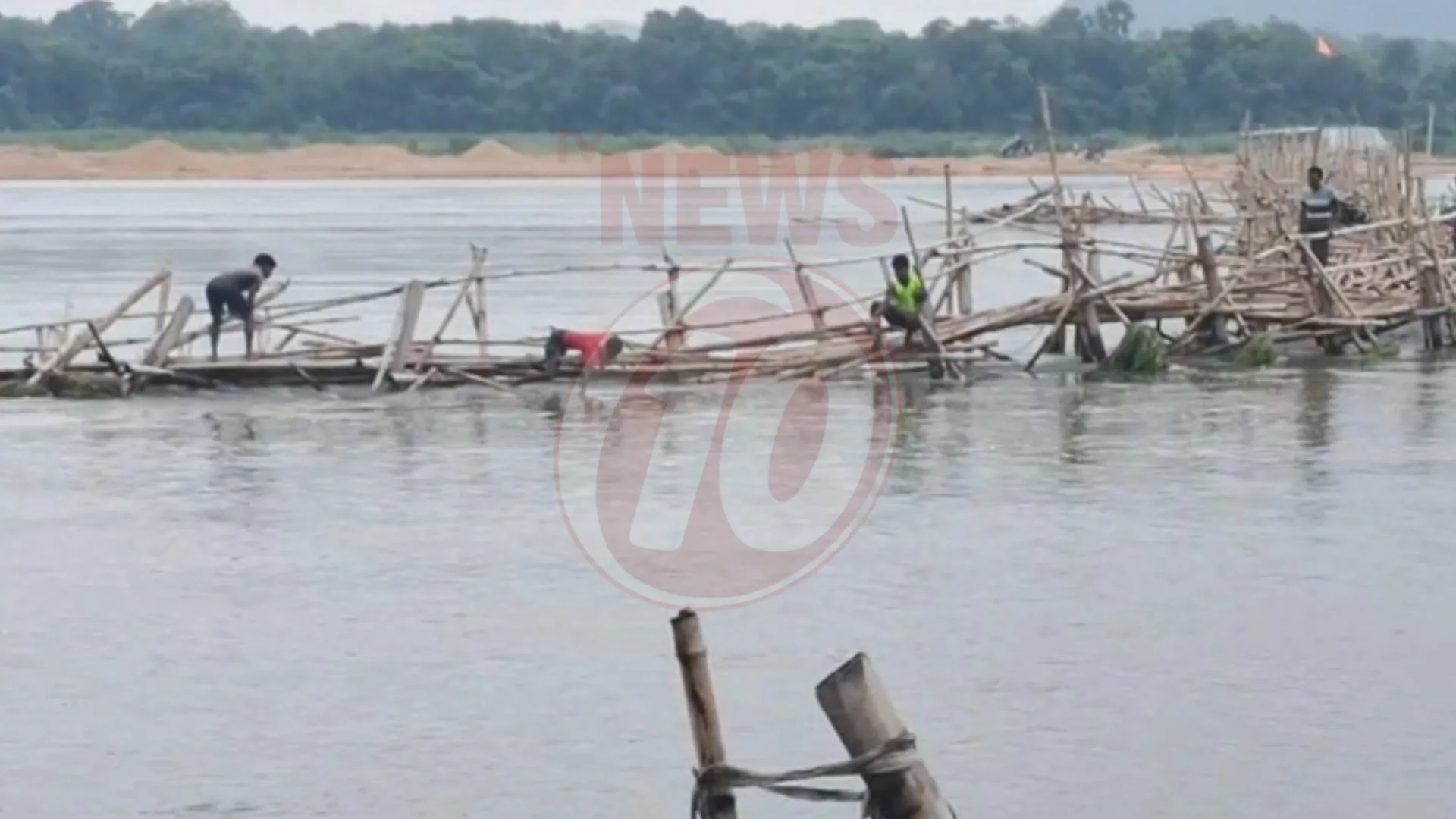 জলের তোড়ে ভেসে গেল তিনটি বাঁশের সেতু !