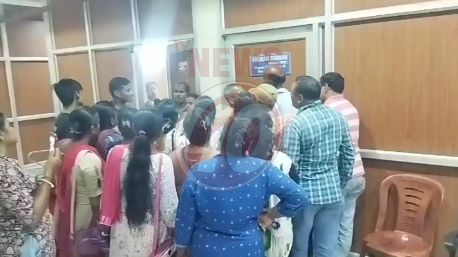 ঢোকেনি 'অন্নপূর্ণা'র টাকা, দুর্গাপুর SDO অফিসে মহিলাদের ক্ষোভ !