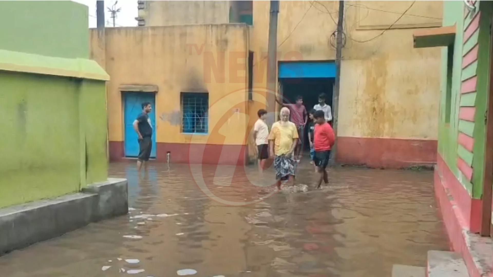 দু'দিনের বৃষ্টিতে জলমগ্ন এলাকা, বিপাকে মানুষ