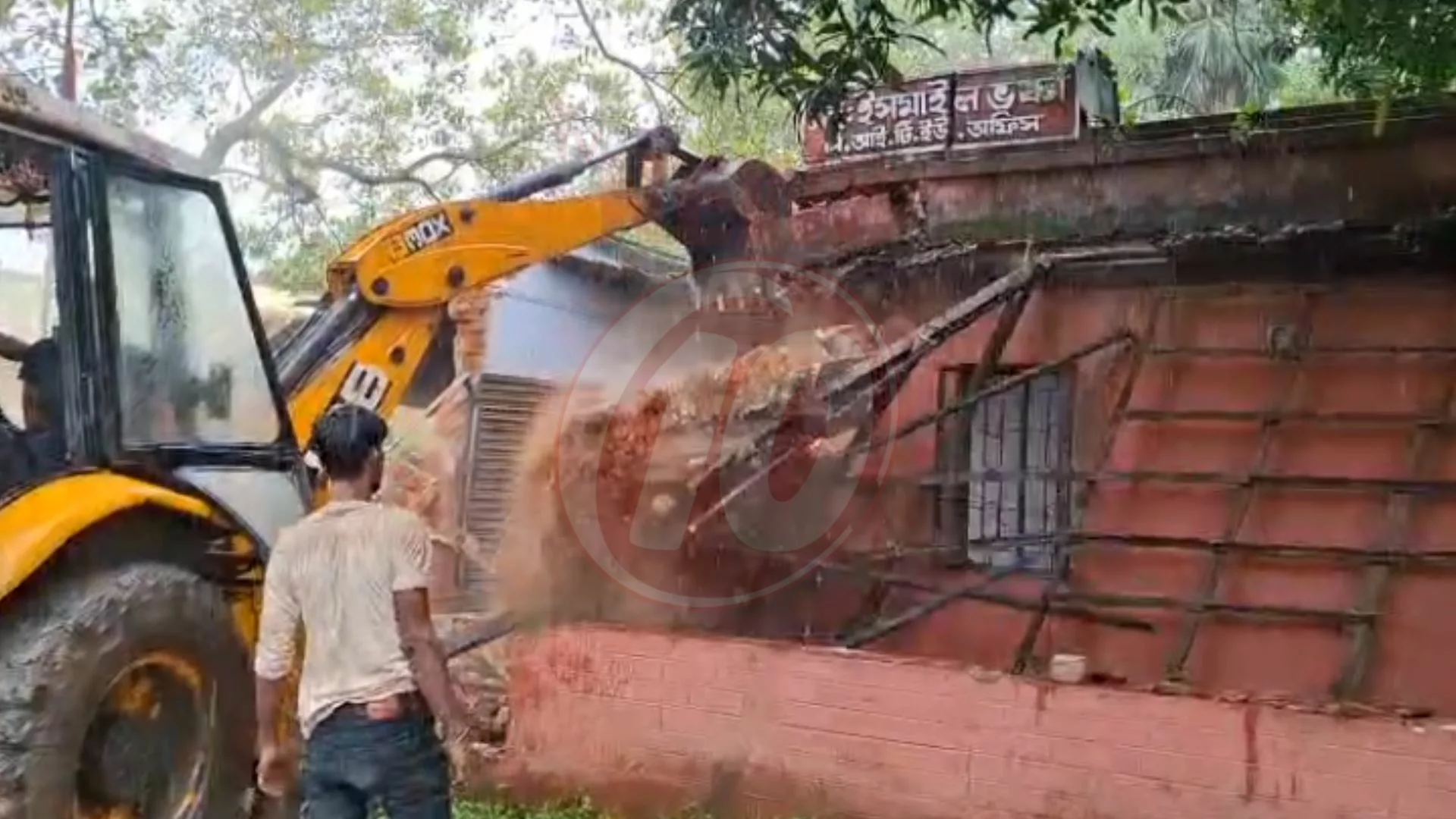 দুর্গাপুরে তৃণমূলের শ্রমিক সংগঠনের কার্যালয়ে চলল বুলডোজার !