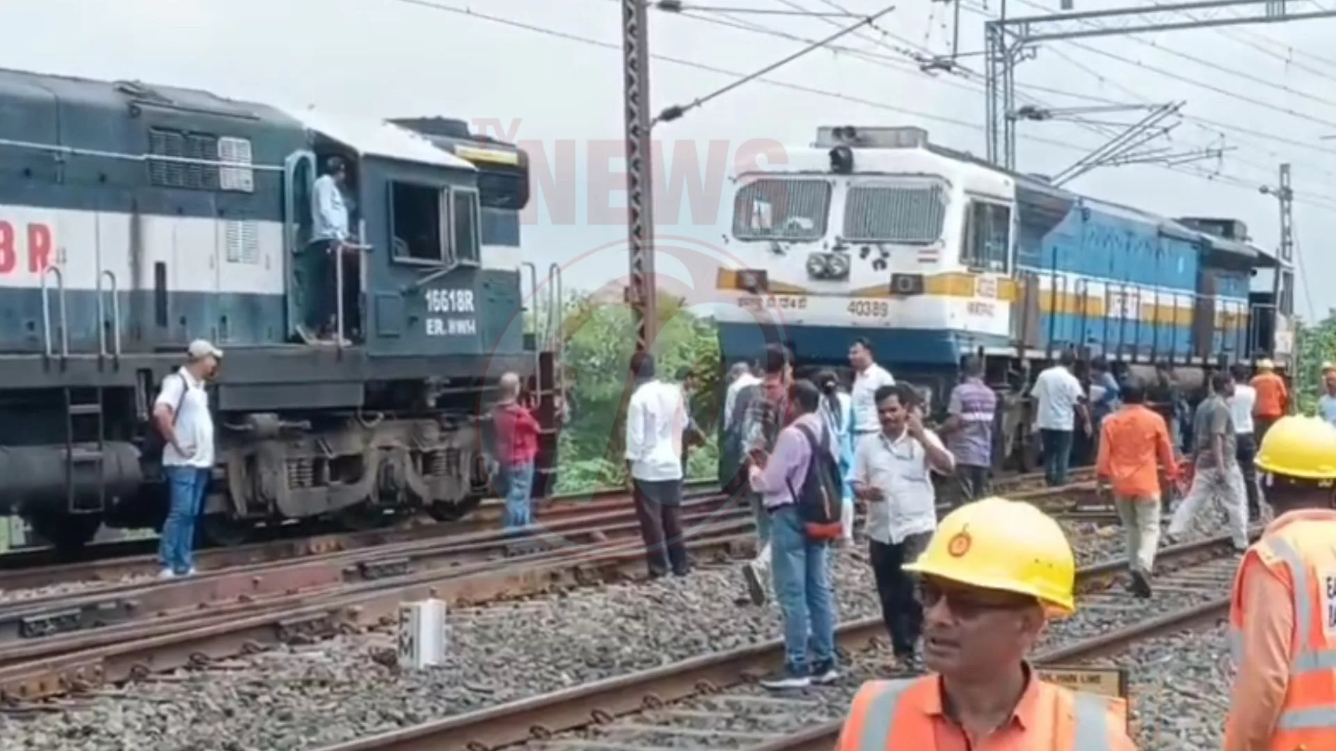 ভদ্রেশ্বরে রেলের ইঞ্জিন লাইনচ্যুত !