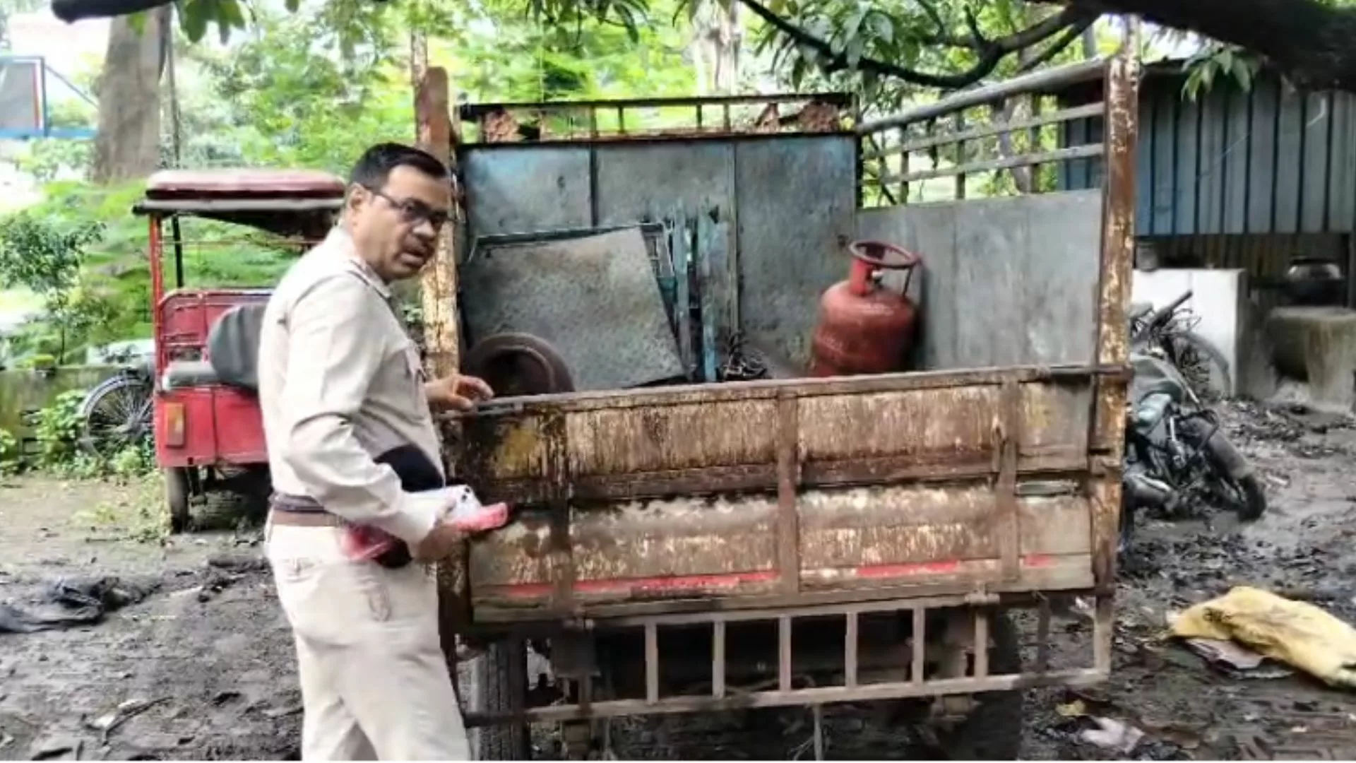 রাধানগরে অবৈধ লোহা কাটাই কারখানায় পুলিশের হানা, উদ্ধার ৪ টন রড !