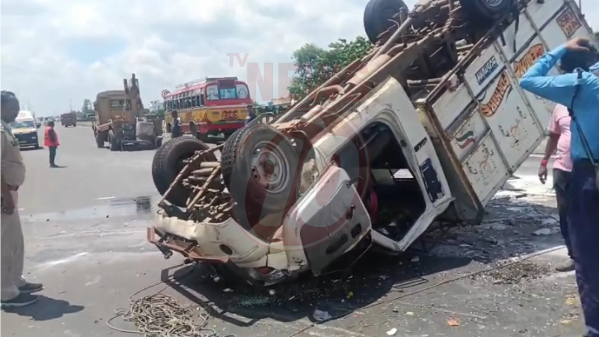 লরির ধাক্কায় উল্টাল পিকআপ ভ্যান, আহত ৫ শ্রমিক !