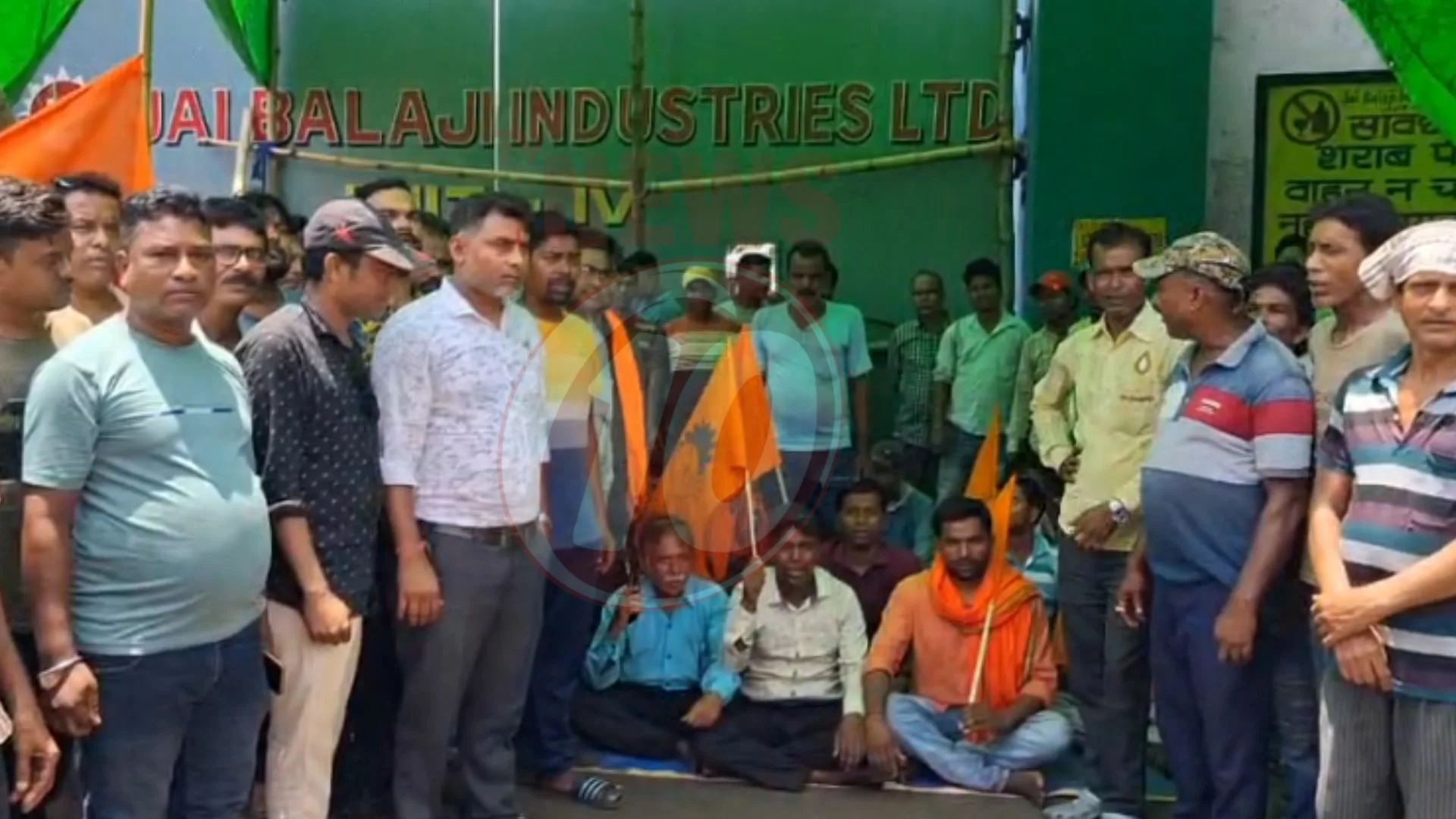 স্থানীয়দের কাজের দাবিতে কারখানার গেটে BMS-র বিক্ষোভ !