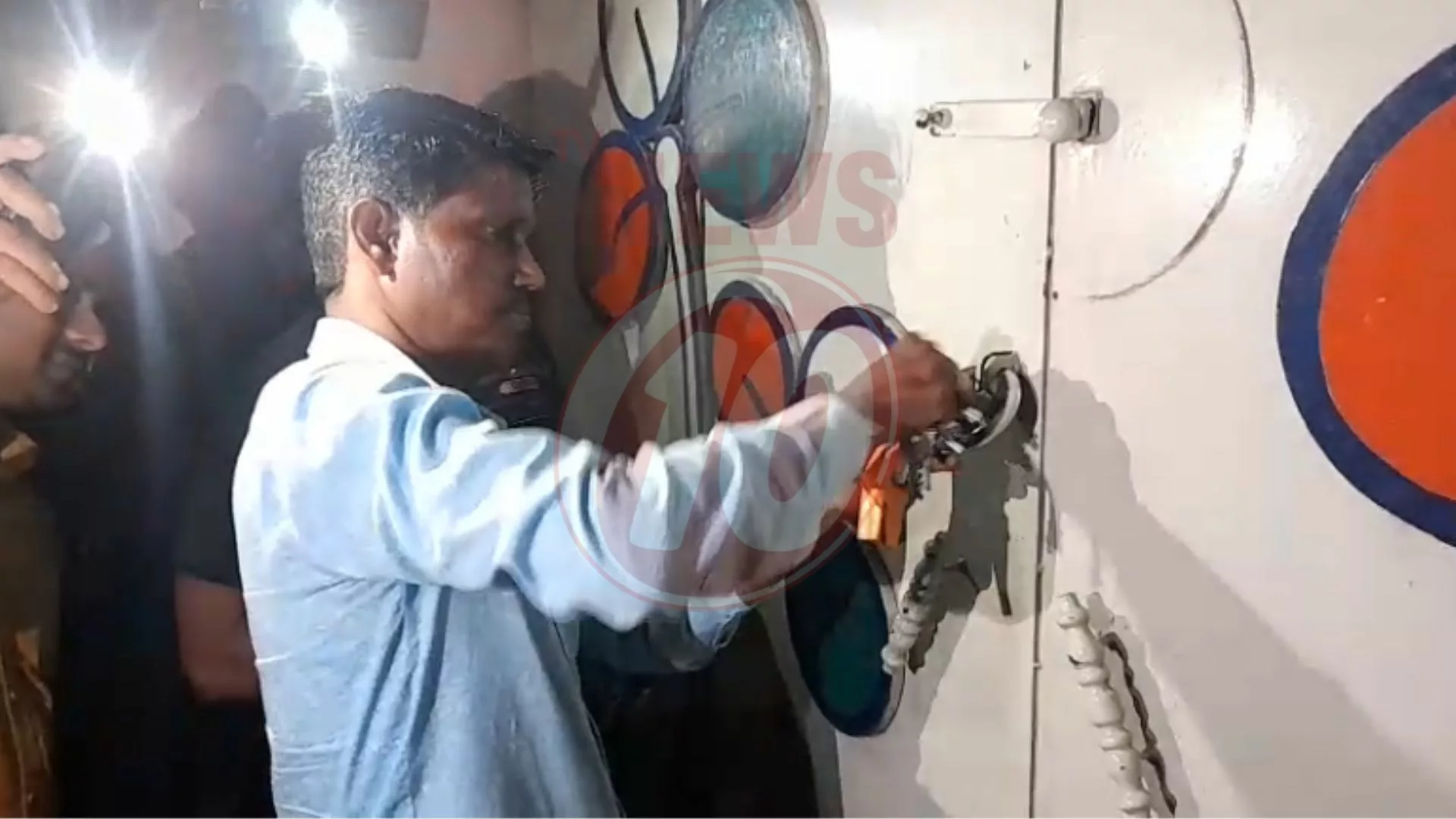১২ ঘণ্টার মধ্যেই খুলে গেল বোলপুরের তৃণমূল কার্যালয়