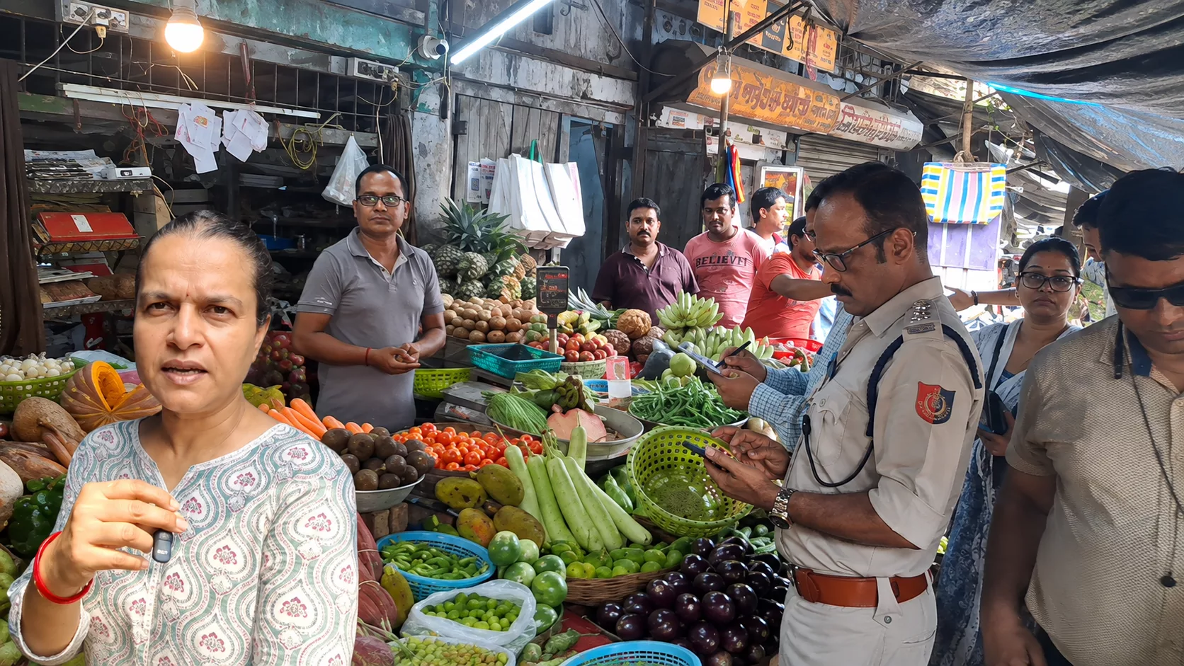 বেনাচিতি সবজি বাজারে এনফোর্সমেন্ট ব্রাঞ্চের হানা !