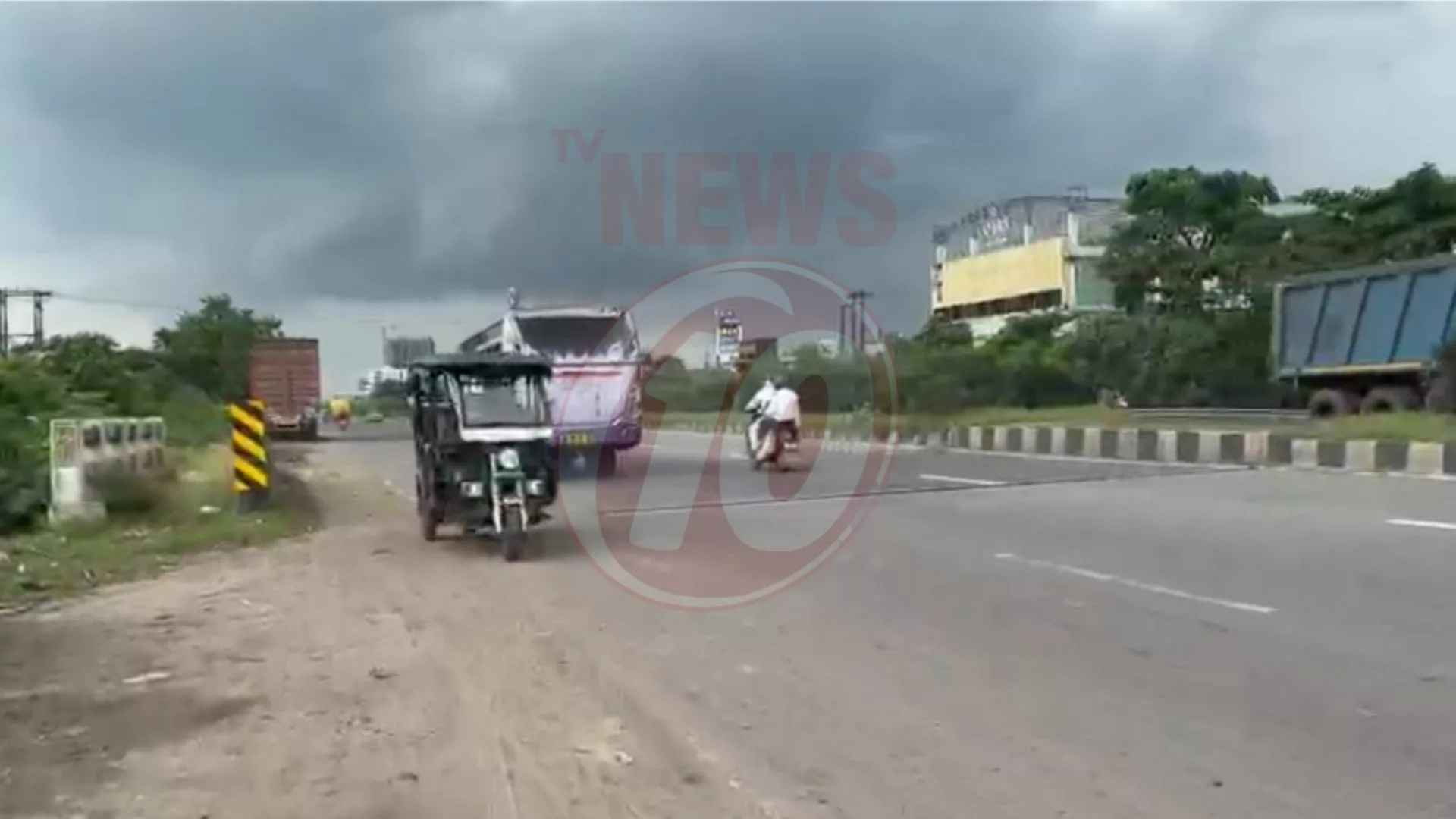 জাতীয় সড়কে নিষেধাজ্ঞা অমান্য, দাপিয়ে চলছে অটো-টোটো !