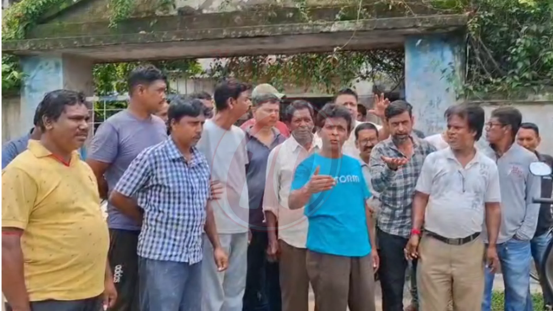 বকেয়া বেতনের দাবিতে ভাল্ভ ম্যানদের বিক্ষোভ, ধর্মঘটের হুঁশিয়ারি !