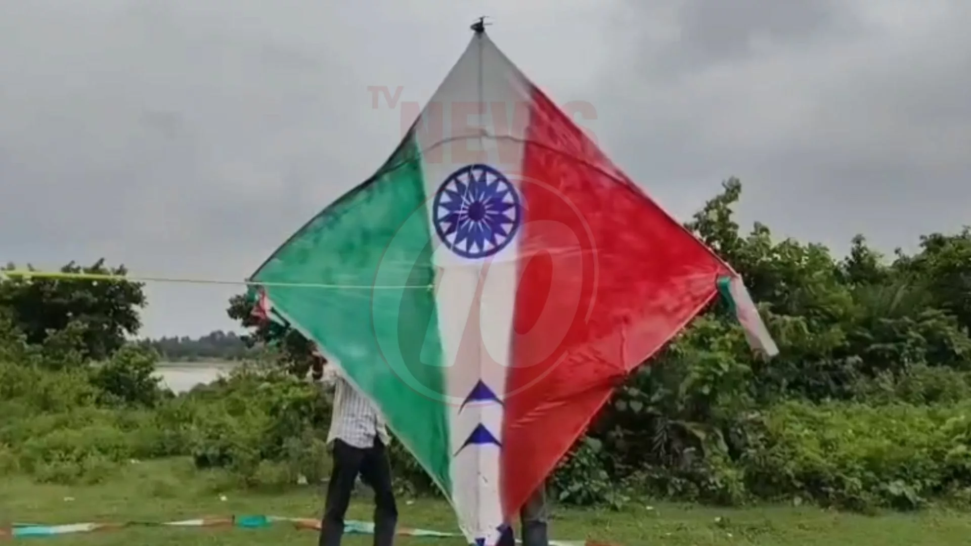 ১০ ফুটের তেরঙ্গা ঘুড়ি তৈরি দুর্গাপুরের যুবকের !