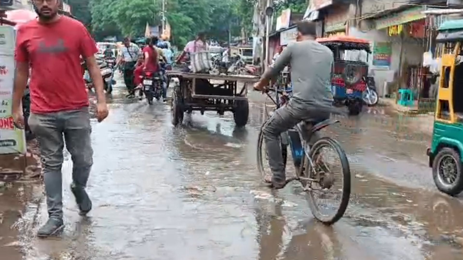 নেই ভারী বৃষ্টি, তবুও জলমগ্ন রাস্তা ! ডুবছে দোকানপাট, নির্বিকার প্রশাসন